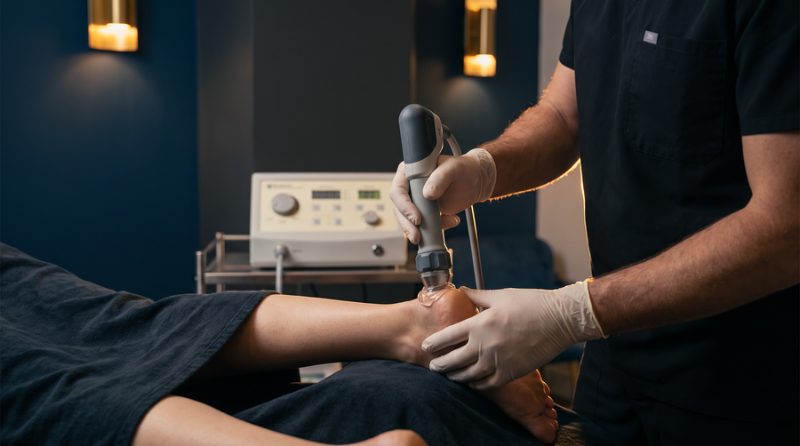 ESWT şok dalga tedavisi uygulaması — topuk dikeni ve tendon ağrılarında
